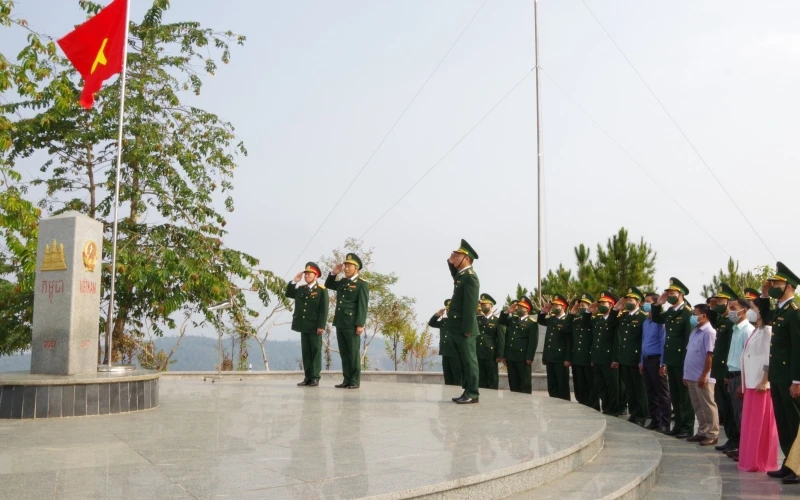 Chào cờ chủ quyền tại cột mốc ngã ba biên giới Việt Nam-Lào-Campuchia.
