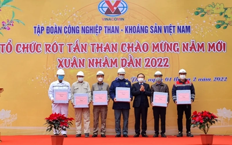 Bí thư Tỉnh ủy Quảng Ninh Nguyễn Xuân Ký tặng quà cho thuyền trưởng và các thuyền viên của tàu Việt Thuận 235-01 và tàu Vinacomin 05 cũng đại diện các đơn vị tham gia rót tấn than đầu tiên của năm mới 2022.
