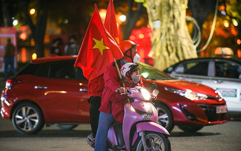Người hâm mộ vui mừng sau chiến thắng của đội tuyển Việt Nam (Ảnh: Thành Đạt).