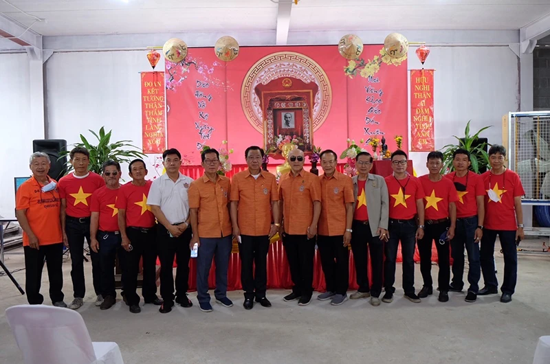 Hội người Việt Nam tỉnh Udon Thani dâng hương tưởng nhớ Chủ tịch Hồ Chí Minh ngày 1/2.
