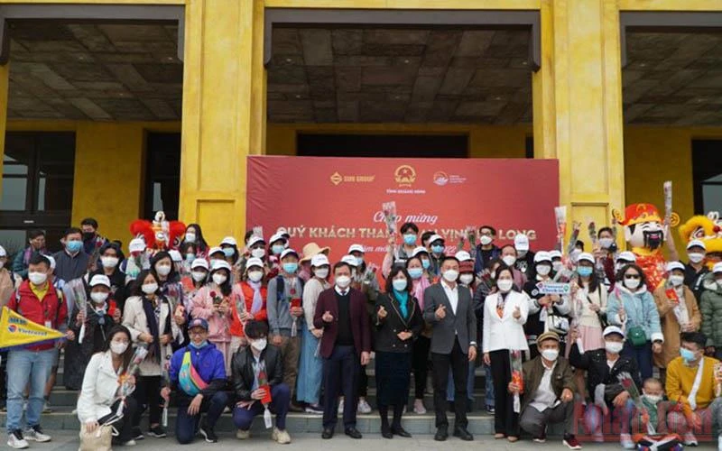 Lãnh đạo tỉnh Quảng Ninh chào đón đoàn khách du lịch đến "xông" đất Hạ Long, Quảng Ninh.