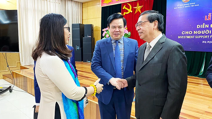 Đại sứ Nguyễn Phú Bình (bên phải) gặp mặt kiều bào tại Diễn đàn Invesfov tháng 1/2022. 