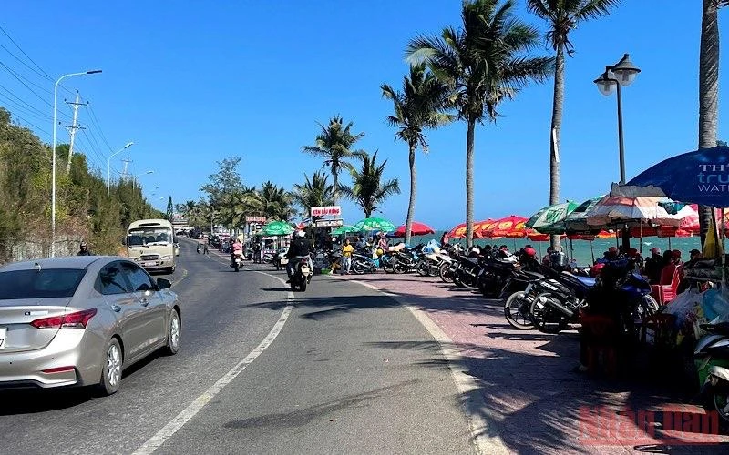 Tuyến đường ven biển từ Phan Thiết đến Mũi Né chật kín các loại xe của du khách đến nghỉ dưỡng và du Xuân 2022.