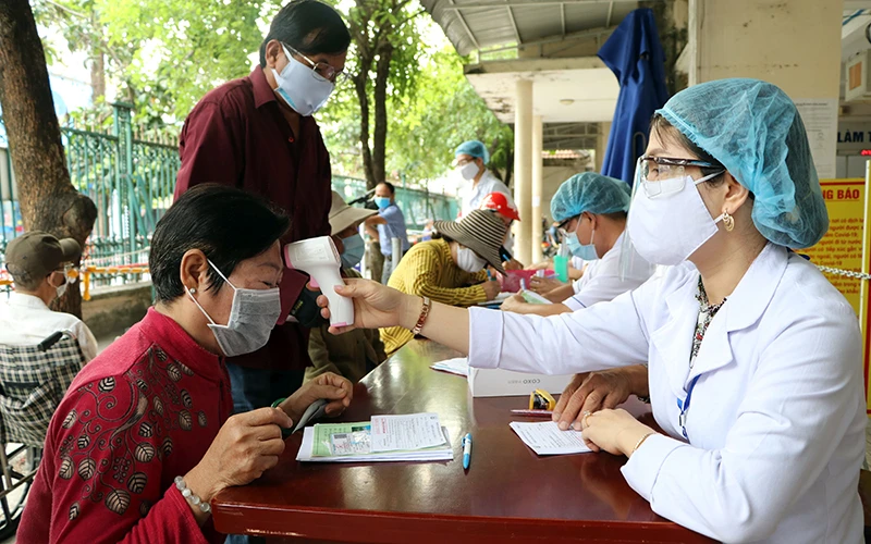 Người dân đăng ký khám bệnh bảo hiểm y tế tại Bệnh viện đa khoa tỉnh Kiên Giang. (Ảnh: Hồng Ngát)