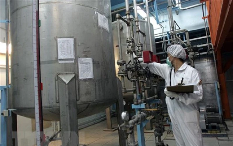 Kỹ thuật viên làm việc tại cơ sở hạt nhân Isfahan, cách thủ đô Tehran của Iran 420km về phía nam. (Ảnh: AFP/ TTXVN)