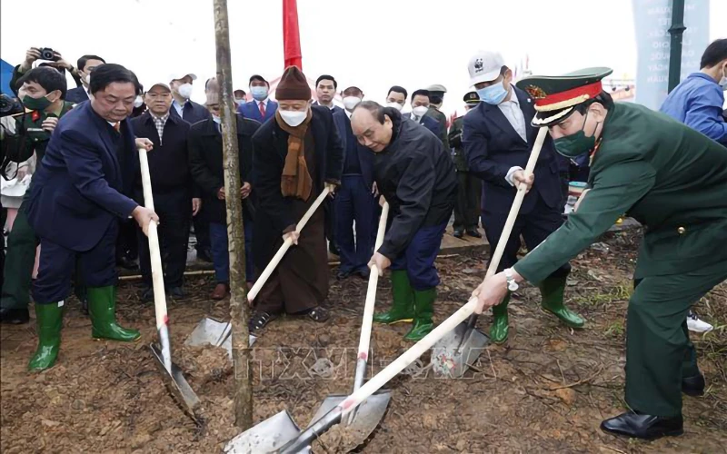 Chủ tịch nước Nguyễn Xuân Phúc tham gia Tết trồng cây tại Phú Thọ. (Ảnh: TTXVN)