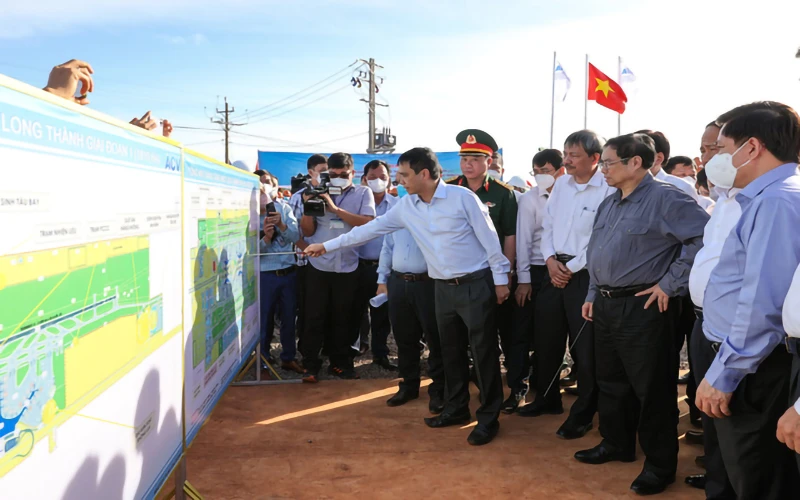 Thủ tướng Phạm Minh Chính nghe đơn vị thi công dự án sân bay Long Thành báo cáo về tổng thể quy hoạch, tiến độ thi công các hạng mục. (Ảnh: Nhật Bắc)