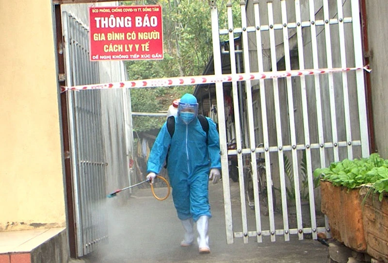 Phun khử khuẩn khu vực cách ly y tế tại thị trấn Đồng Tâm, huyện Chợ Mới.
