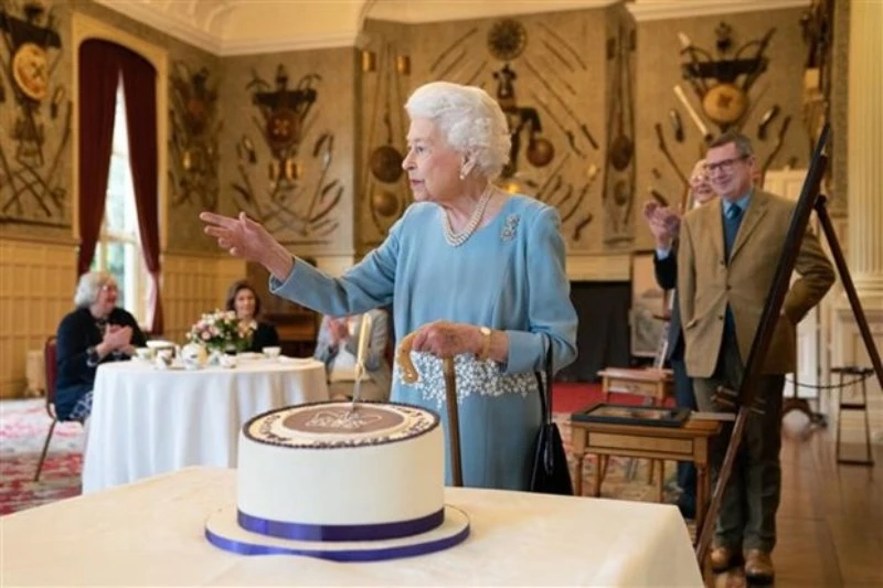 Nữ hoàng Elizabeth II cắt bánh trong Đại lễ Bạch kim tại dinh thự Sandringham, phía Đông vùng England, ngày 6/2/2022. (Ảnh: AFP/TTXVN)