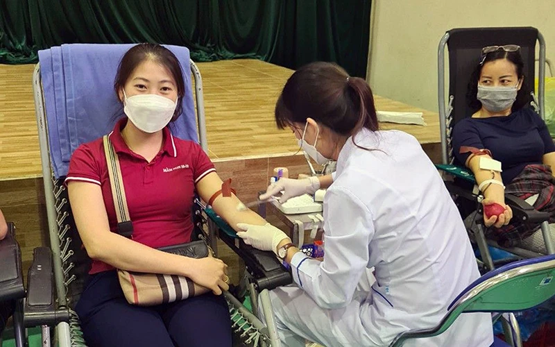 Giáo viên Trường mầm non 10-10, quận Hoàng Mai (Hà Nội) tham gia hiến máu tình nguyện. Ảnh: NGUYỄN DŨNG