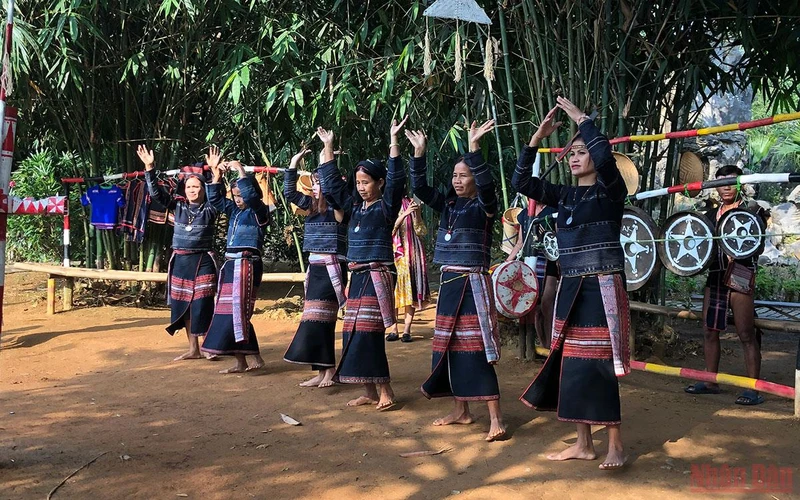 Trình diễn dân ca dân vũ Ba Na tại Làng Văn hóa du lịch các dân tộc Việt Nam.