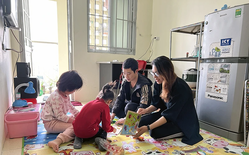 Niềm vui của gia đình chị Trịnh Ngọc Anh trong căn nhà mới được thuê theo tiêu chuẩn. 