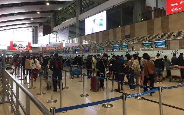 Hành khách làm thủ tục tại Cảng hàng không quốc tế Nội Bài sáng ngày 6/2. (Ảnh: Cục Hàng không Việt Nam)