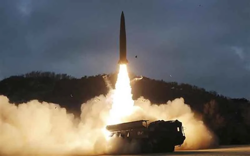Một vụ phóng thử tên lửa dẫn đường chiến thuật đất đối đất do Học viện Khoa học Quốc phòng Triều Tiên tiến hành tại một địa điểm không xác định. (Ảnh: TTXVN)