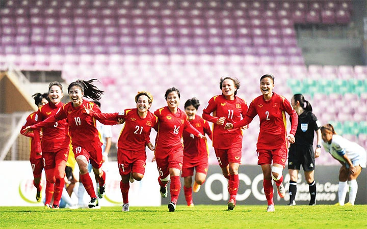 Niềm vui của các cầu thủ đội tuyển nữ Việt Nam khi giành tấm vé tham dự World Cup 2023. Ảnh: AFC