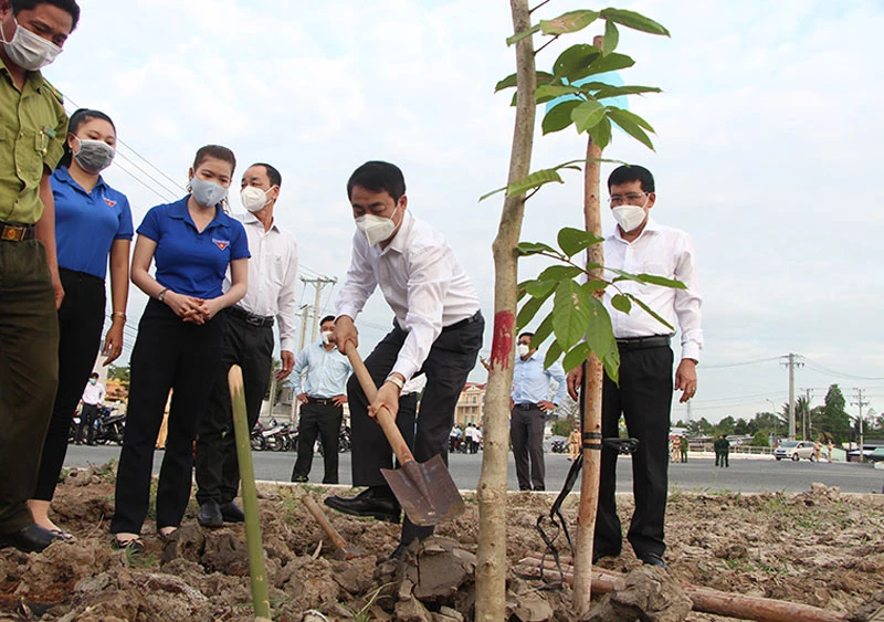 Bí thư Tỉnh ủy Hậu Giang tham gia trồng cây sau lễ phát động.