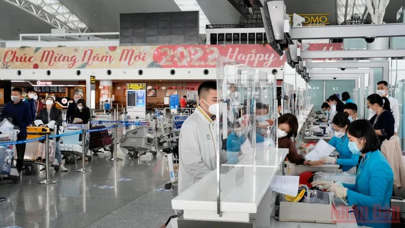 Hành khách làm thủ tục hàng không tại sân bay Nội Bài dịp Tết Nguyên đán.