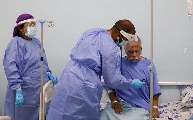 Các bác sĩ của Tổ chức Bác sĩ không biên giới (MSF) chăm sóc bệnh nhân Covid-19 tại 1 bệnh viện ở Caracas, Venezuela, ngày 1/2/2022. (Ảnh: REUTERS)