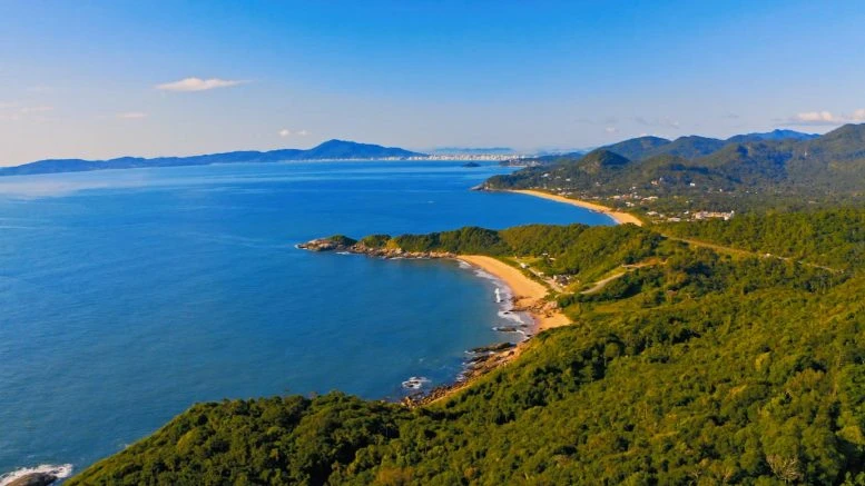 Bờ biển Balneário Camboriú ở Brazil là một thí dụ về khu vực ven biển đang chịu áp lực ngày càng cao. Ảnh: Leonardo Felippi