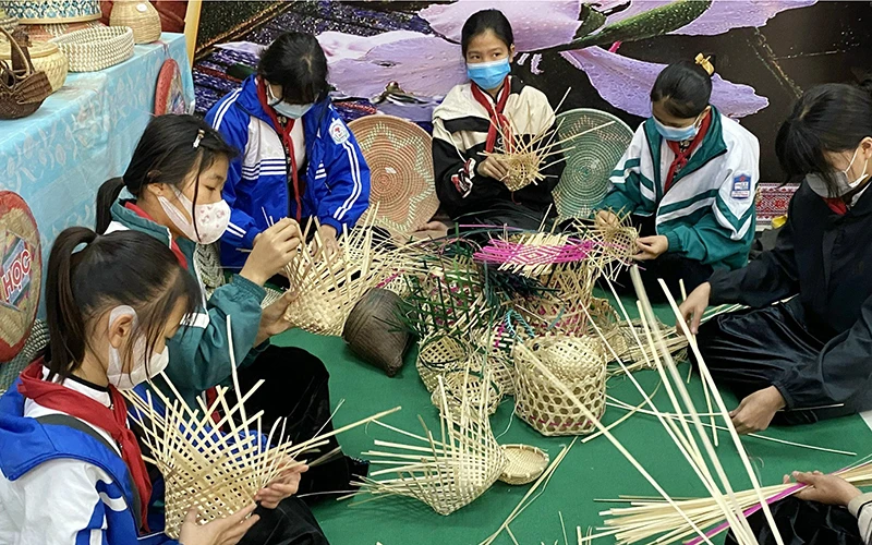 Dạy nghề đan lát cho học sinh thị xã Nghĩa Lộ (Yên Bái).