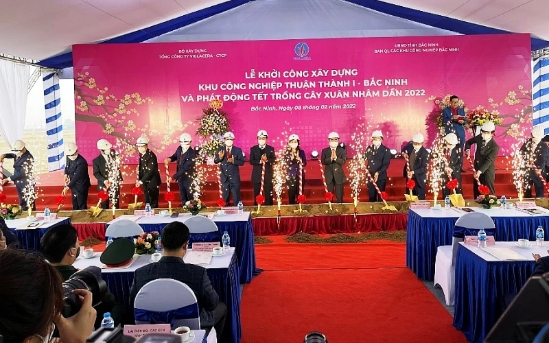 Các đại biểu dự lễ khởi công xây dựng Khu công nghiệp Thuận Thành I.