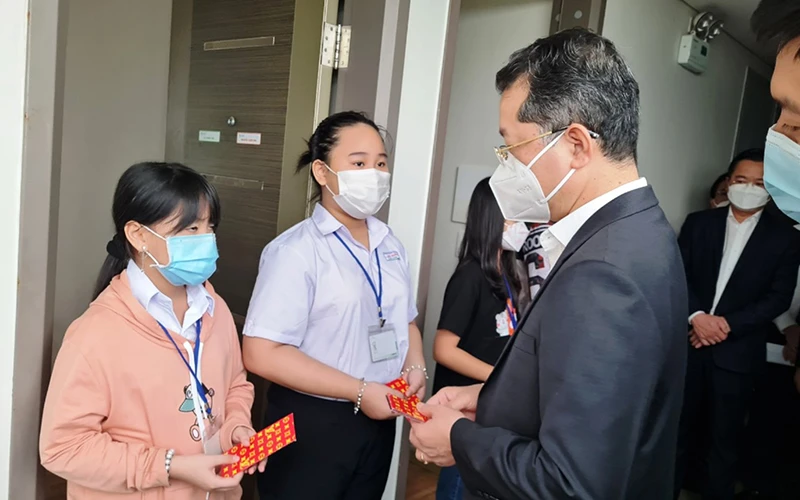 Bí thư Thành ủy Đà Nẵng Nguyễn Văn Quảng thăm hỏi, động viên các em học sinh mất cha mẹ do dịch bệnh vừa được tiếp nhận tại trường Hy Vọng-FPT Đà Nẵng.