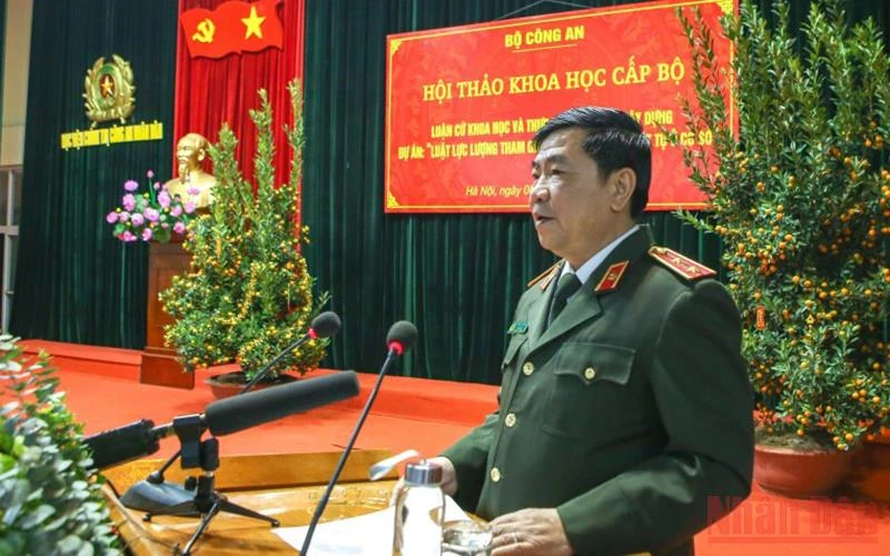 Trung tướng Trần Vi Dân, Giám đốc Học viện Chính trị Công an nhân dân chủ trì hội thảo.