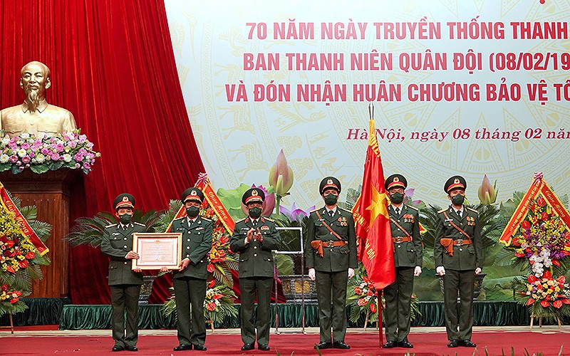 Thừa ủy quyền của Chủ tịch nước, thay mặt lãnh đạo Bộ Quốc phòng, Đại tướng Phan Văn Giang (thứ 3 từ trái sang) trao Huân chương Bảo vệ Tổ quốc hạng nhất tặng Ban Thanh niên Quân đội. 