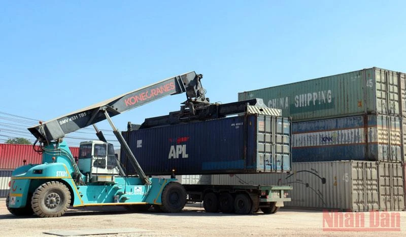 Container hàng hóa tập kết trong cảng cạn tại tỉnh Savannakhet, miền trung Lào chờ xuất khẩu đi các nước. (Ảnh: XUÂN SƠN)