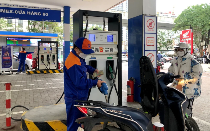 Hoạt động kinh doanh xăng dầu tại cửa hàng xăng dầu số 171 Xuân Thủy (quận Cầu Giấy, Hà Nội) diễn ra bình thường.