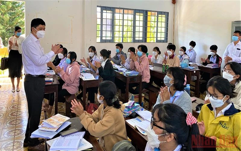 Giám đốc Sở Giáo dục và Đào tạo tỉnh Đắk Lắk Phạm Đăng Khoa thăm hỏi, động viên các thầy cô giáo và các em học sinh Trường trung học phổ thông dân tộc nội trú Nơ Trang Lơng.