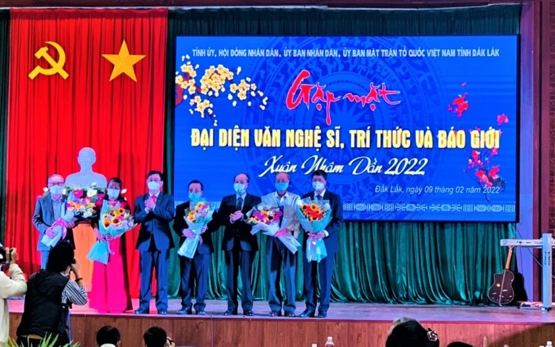 Bí thư Tỉnh ủy Đắk Lắk Nguyễn Đình Trung và Chủ tịch Ủy ban nhân dân tỉnh Phạm Ngọc Nghị tặng hoa chúc mừng lãnh đạo các đơn vị.