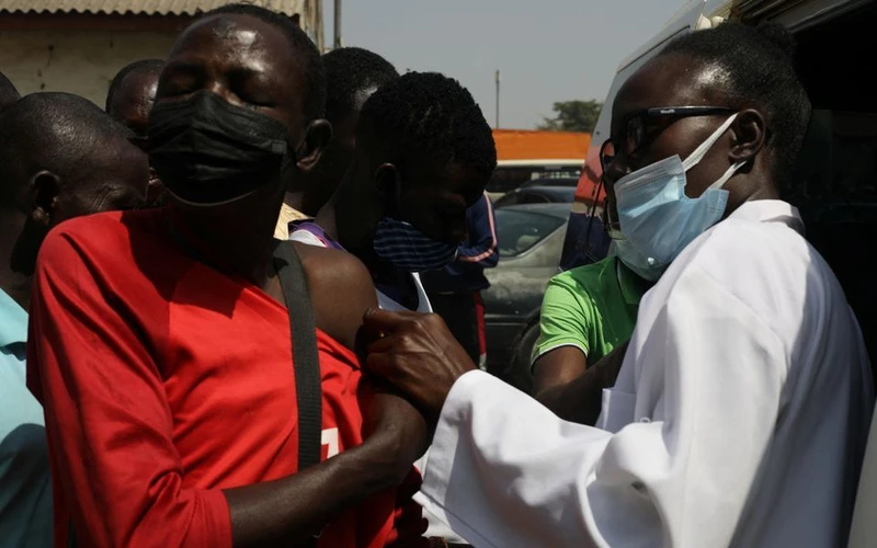 Tiêm vaccine phòng Covid-19 tại chợ Wuse ở Abuja, Nigeria, ngày 26/1/2022. (Ảnh: REUTERS)