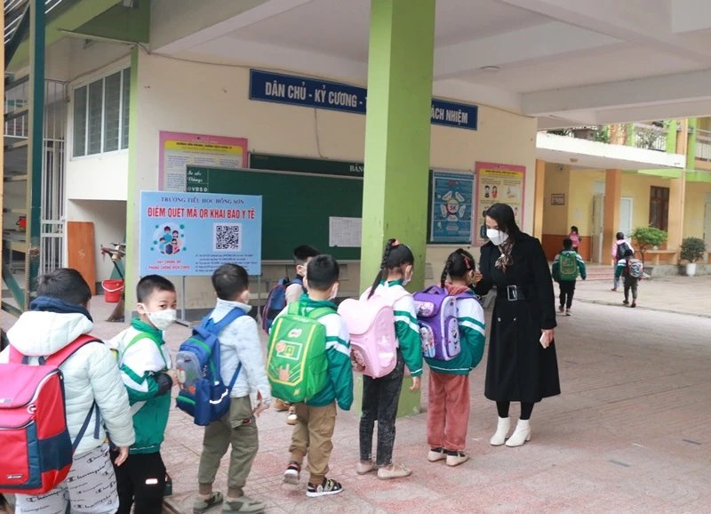 Kiểm tra thân nhiệt cho học sinh tại Trường Tiểu học Hồng Sơn (TP Vinh). (Ảnh: Mỹ Hà)