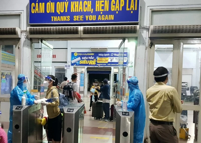 Hành khách vào ga Sài Gòn chuẩn bị lên tàu. (Ảnh: Tổng công ty Đường sắt Việt Nam cung cấp)