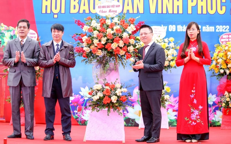 Đồng chí Lê Quốc Minh tặng hoa chúc mừng Hội Nhà báo tỉnh Vĩnh Phúc.