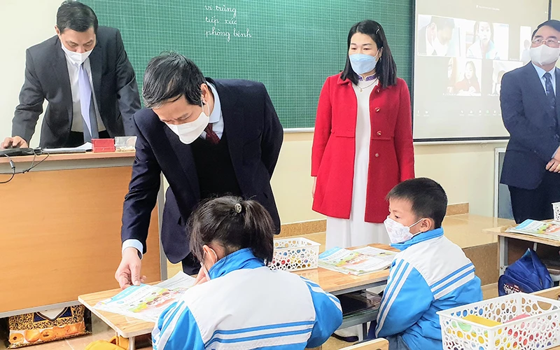 Bộ trưởng Nguyễn Kim Sơn kiểm tra việc dạy và học trực tiếp tại Trường tiểu học Minh Tân, huyện Thủy Nguyên (thành phố Hải Phòng) sáng 9/2.