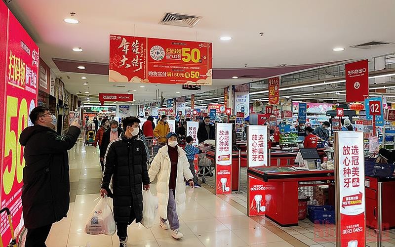Một khu mua sắm ở trung tâm thành phố Bắc Kinh. (Ảnh: PHƯƠNG THẢO)