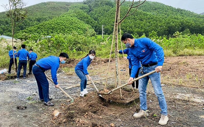 Đoàn viên thanh niên thành phố Uông Bí (Quảng Ninh) tham gia Tết trồng cây “Đời đời nhớ ơn Bác Hồ” xuân Nhâm Dần 2022. Ảnh: HOÀN NINH