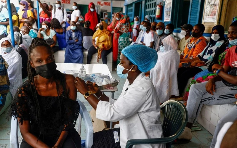 Tiêm vaccine phòng Covid-19 tại Bệnh viện Philippe Senghor ở Dakar, Senegal, ngày 28/7/2021. (Ảnh: REUTERS)
