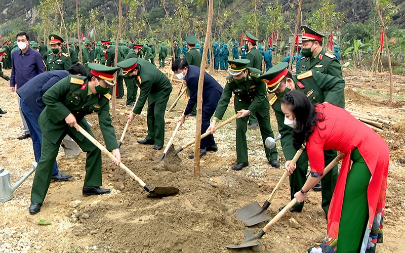 Sau lễ phát động lực lượng vũ trang quân khu 3 đã trồng được hơn 300 cây xanh ở Ninh Bình. 