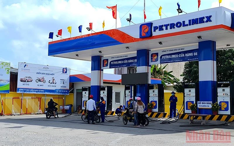 Nhiều điểm kinh doanh xăng dầu ở nội ô thành phố Cà Mau vẫn duy trì hoạt động bình thường trong ngày 10/2. 