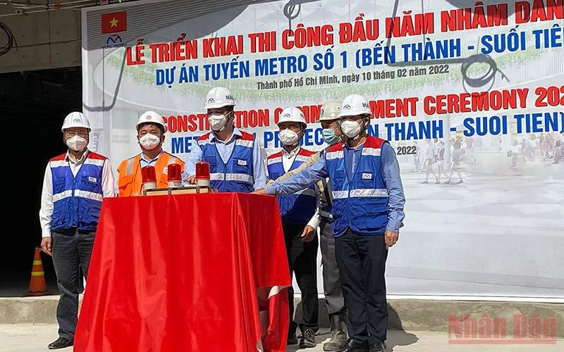 Lãnh đạo TP Hồ Chí Minh cùng Ban quản lý đường sắt đô thị bấm nút khởi động công trình tuyến Metro số 1 đầu năm 2022.