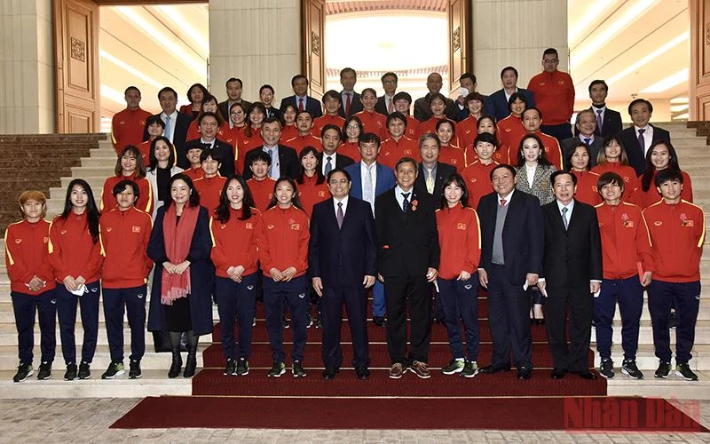 Thủ tướng Chính phủ Phạm Minh Chính với huấn luyện viên, vận động viên Đội tuyển bóng đá nữ quốc gia.