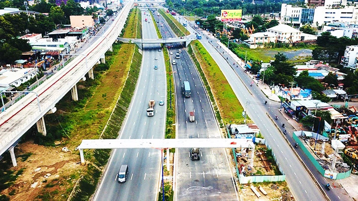 Xa lộ Hà Nội là tuyến kết nối chính TP Hồ Chí Minh với vùng Đông Nam Bộ.