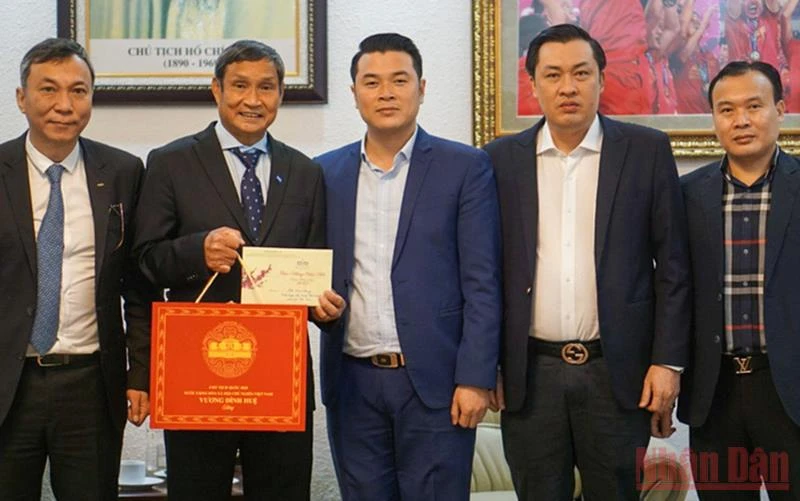 Huấn luyện viên Mai Đức Chung và lãnh đạo VFF nhận quà chúc mừng của Chủ tịch Quốc hội Vương Đình Huệ.
