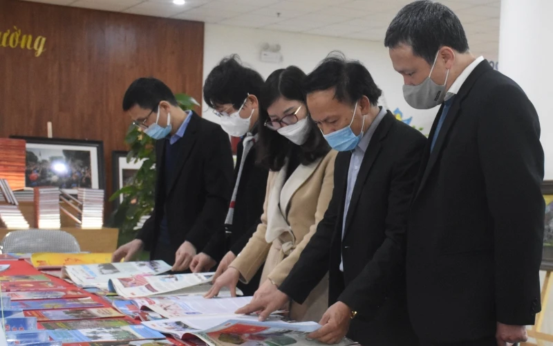 Các đại biểu tham quan gian trưng bày báo Xuân Nhâm Dần 2022.