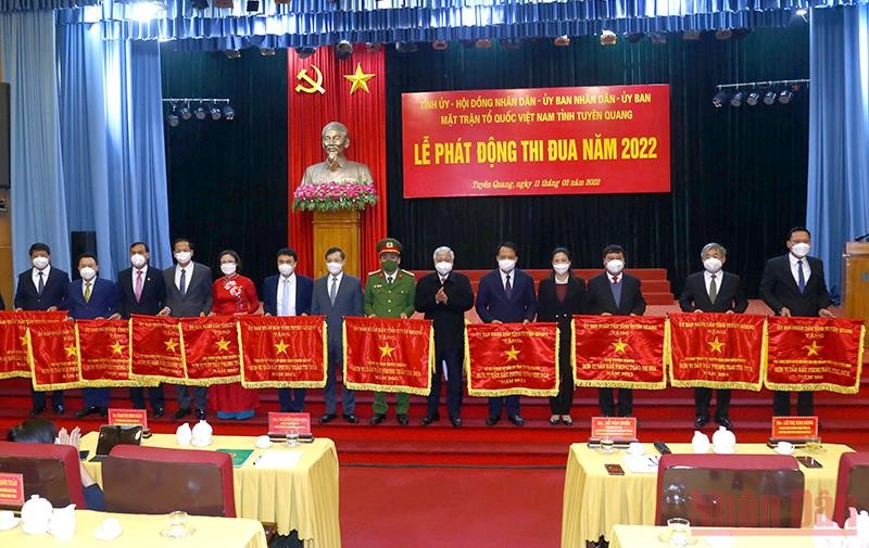Đồng chí Đỗ Văn Chiến cùng lãnh đạo tỉnh Tuyên Quang tặng cờ thi đua cho các đơn vị có thành tích xuất sắc dẫn đầu cụm, khối thi đua năm 2021 trên địa bàn tỉnh.