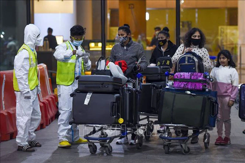 Nhân viên y tế kiểm tra giấy tờ của hành khách tại sân bay quốc tế Chhatrapati Shivaji ở Mumbai, Ấn Độ ngày 22/12/2020. (Ảnh minh họa: AFP/TTXVN)