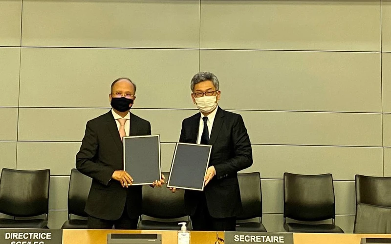 Lễ trao Công ước MLI đã được ký kết giữa Đại sứ Việt Nam tại Pháp Đinh Toàn Thắng và Phó Tổng Thư ký OECD Yoshiki Takeuchi. (Ảnh: Tân Văn/TTXVN)